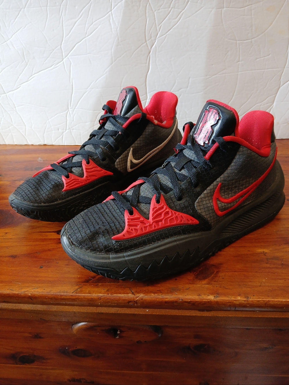 Nike Kyrie 4 Low Bred Shoes Men's Size 8.5 - Picture 8 of 12